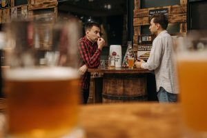 Home Smaakt zelfgebrouwen bier goed: brouwer aan het werk met bierbrouwapparatuur