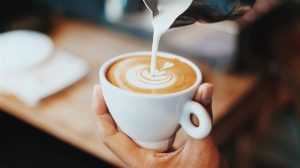 Home Kopje warme koffie drinken met drankjes - Irish coffee met slagroom