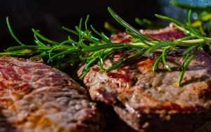 Home Professionele BBQ catering in Utrecht met vers vlees, groenten en dranken klaar voor je feest