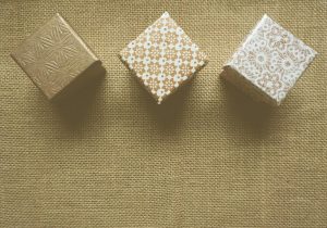 Op maat gemaakte postdozen voor personalisatie en efficiëntie in verzending, met focus op duurzaamheid en merkidentiteit